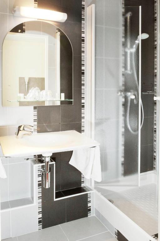 A L'hotel Des Roys