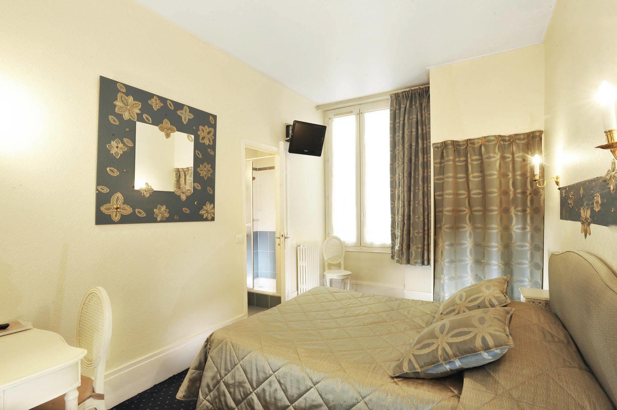 A L'hotel Des Roys 3* Versailles