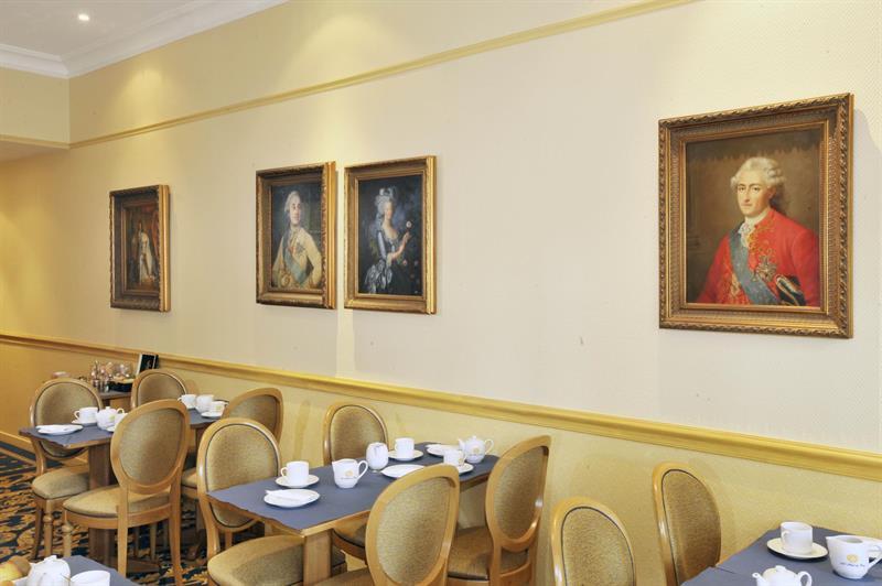 A L'hotel Des Roys